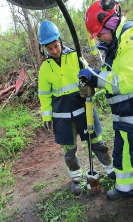 NYTÄNKANDE I hålen placeras markörer, så kallade networked smartmarkers, med ett Rfid datachip på varannan meter. Markörerna gjuts sedan fast i hålen med betong.
