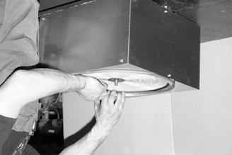 Stäng av ventilationsaggregatet från avbrytaren eller koppla bort strömmen genom att dra ur stickkontakten eller säkringen. Öppna serviceluckan. Dra ur värmeväxlarens stickkontakt.