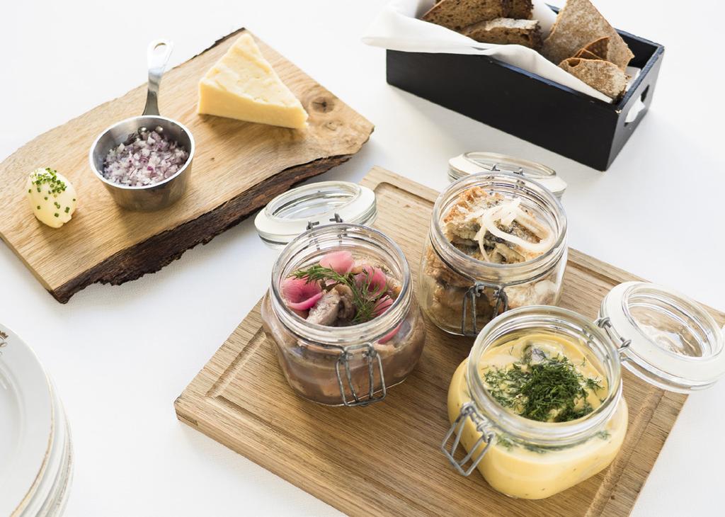 MAT & DRYCK PÅ GRAND HOTEL I LUND FOOD & BEVERAGE AT THE GRAND HOTEL IN LUND I köket skapar våra ambitiösa kockar rustika, eleganta och nordiska rätter.