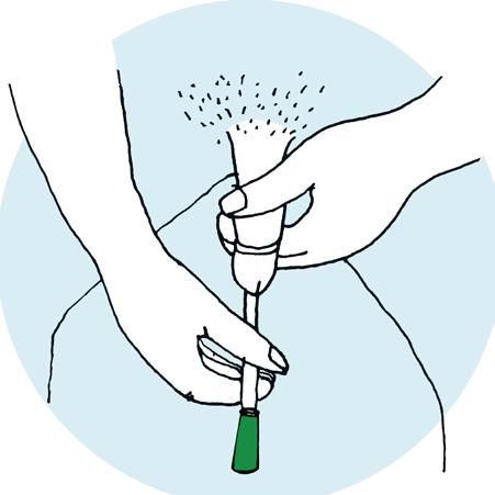 Så här används EasiCath Öppna förpackningen genom att dra isär flikarna cirka fem till sex cm. Fyll förpackningen med kranvatten.