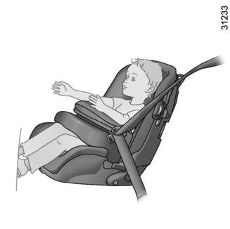 Väl en stol som omsluter barnet för bättre sidoskydd och byt ut stolen när barnets huvud sticker upp ovanför stolen.
