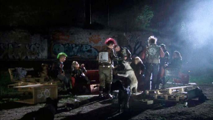 I verket Wir sind wieder da (2010) träffar vi en grupp punkare som i sin interaktion med hundar snarare framstår som en tableau vivant 4 än som en video.