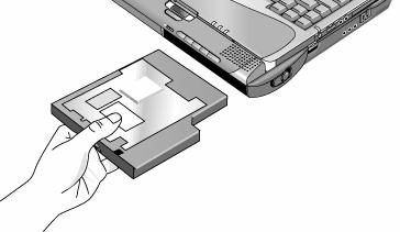 Fatta tag i modulen och dra ut den. 5. Skjut in den nya tilläggsmodulen i datorn tills den snäpper på plats. 6.