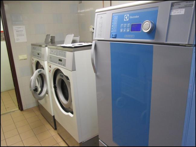 11 Tvättstuga Tvättstuga och torkrum i källaren med renoverade ytskikt 2001. Avlopp från tvättmaskiner försedda med löksäckar. Torktumlare utbytt till värmepumpbaserad maskin från Electrolux 2015.