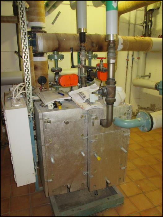 13 El, värme och ventilation Växlarpaket för fjärrvärmen Uppvärmning i form av fjärrvärme med växlare i källaren. Växlarpaket från 1983.