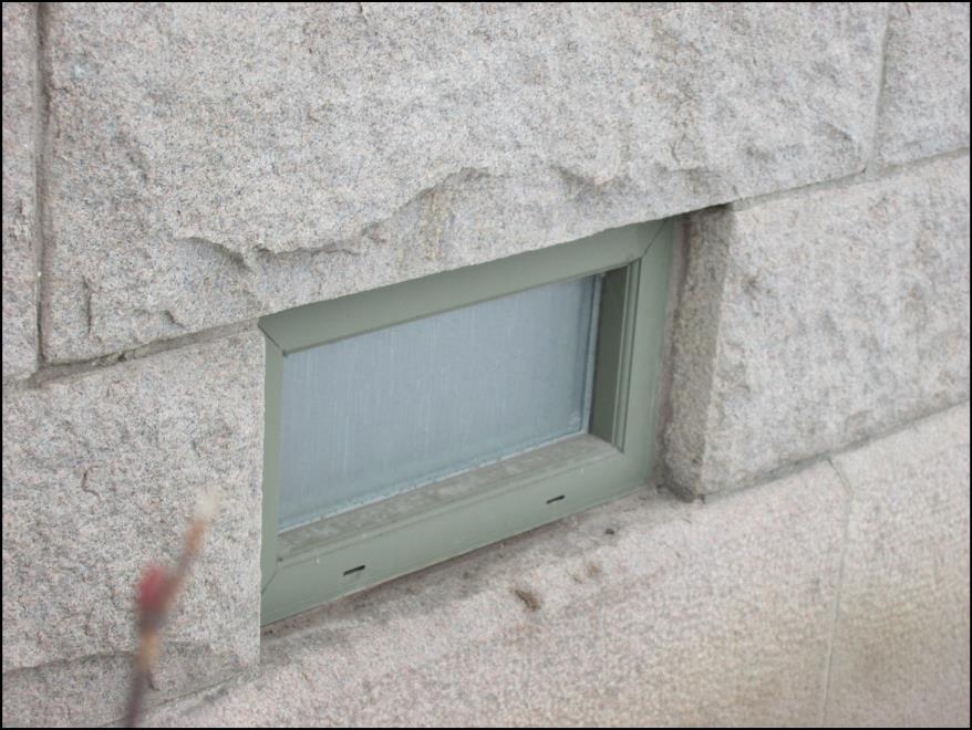 Saknas ventiler/spaltventiler. Fönster i trapphus försedda med barnsäkrade lås i enlighet med BBR.