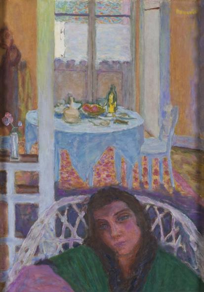 Interiör med kvinna i korgstol, 1920 Pierre Bonnard I bilden ser du en kvinna nedsjunken i en vit korgstol, placerad i målningens nedre del. Bakom henne syns ett rum med ett dukat bord.