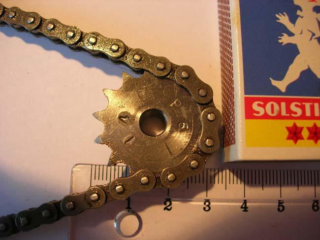 Figur 33. Kedja och kedjehjul med korrekta dimensioner arrangerade i rätt vinkel. Den elastiska förlängningen av kedjan vid maximal kedjekraft är ca 0,017 %.