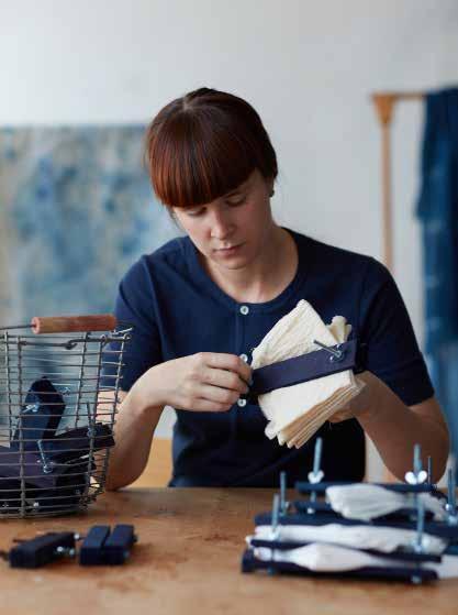 Shibori Projekt 90 91 Shibori är ett samlingsnamn för olika japanska reservagetekniker. Konsten är uråldrig och räknas som ett traditionellt hantverk.