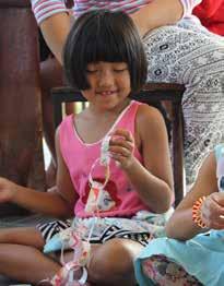 Prostituerade flickor hämtades in från gatan och på dagcentret fick de tillverka tygblommor som försörjning. I ett gammalt trähus i ChiangRai, i norra Thailand, etablerades BaanChivitMai år 1994.