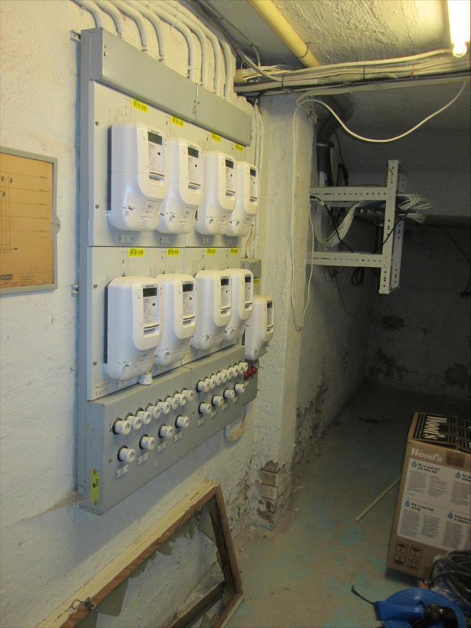 12 El, värme och ventilation El-central Två el-centraler i källare. El-system troligtvis från 70- talet. Värme i form av fjärrvärme med fjärrvärmeväxlare utbytt 2011, utan anmärkning.