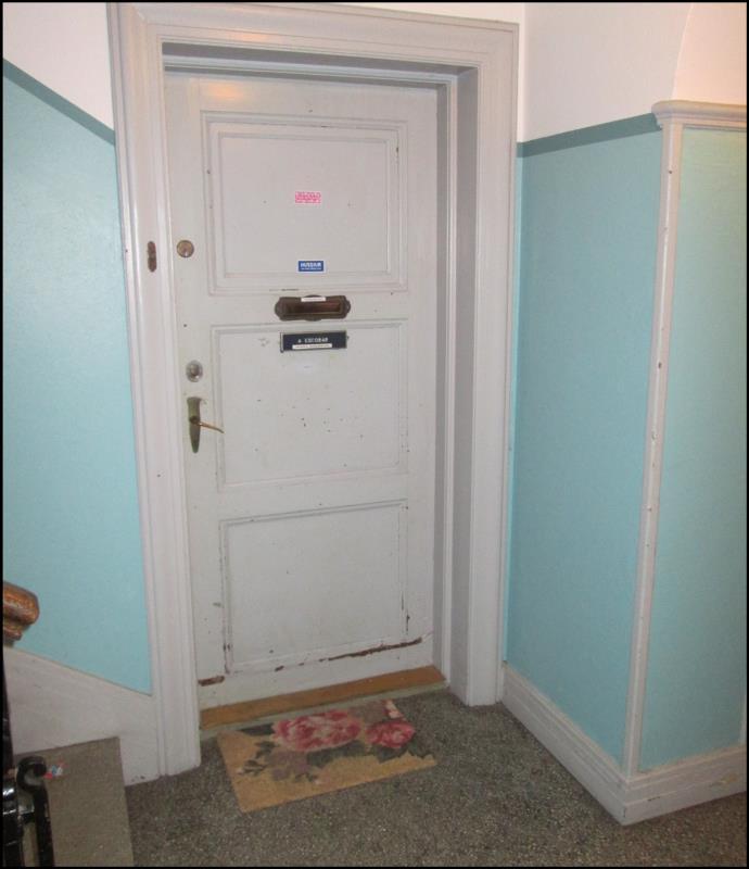 Original lägenhetsdörrar i behov av renovering eller byte. Ståldörrar till vind med dörrstängare, utan anmärkning. Äldre lägenhetsdörr Klottersanera den större porten.