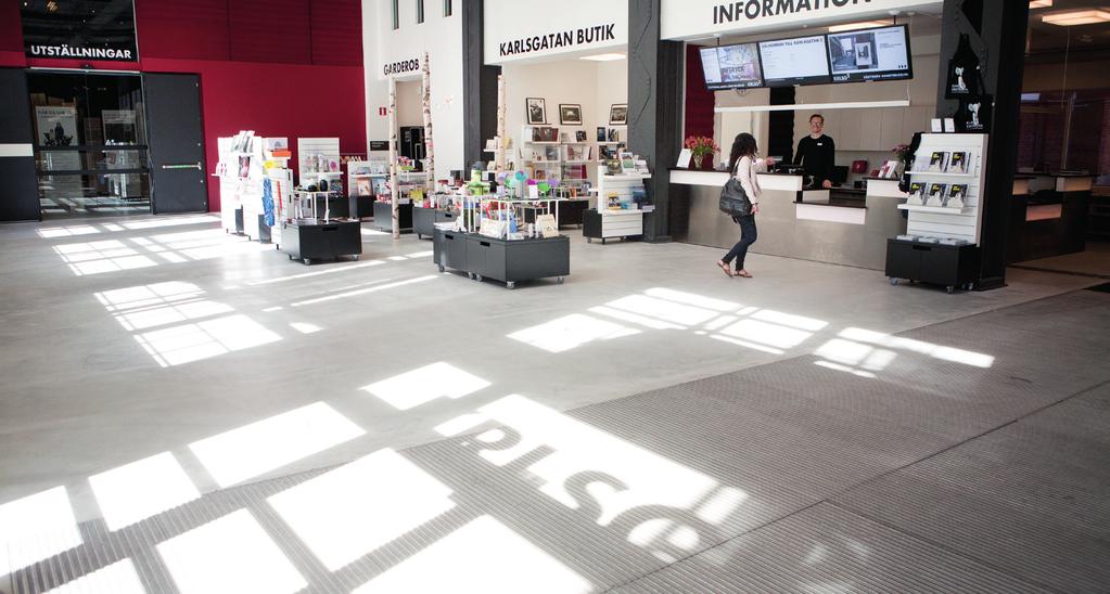 HUSGUIDE På entréplan hittar du museernas utställningshallar samt butik, kafé och hörsal. På den övre våningen finns pedagogen och faktarum med arkiv och bibliotek.