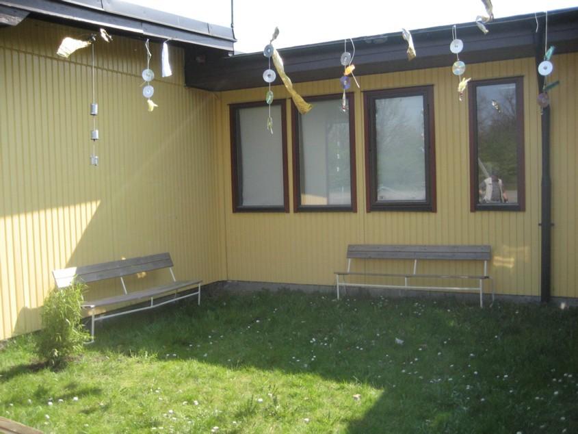 BÄNKARNA Mål: vara tillsammans fika ute ha undervisning ute uppleva vädret och årstiderna bänkar i upplevelserummet I en källare av Svenshögskolan hittade vi oanvända bänkar utrymmet som vi kommer