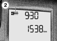 4 46 z Manövrering Styrhandtagen kan värmas upp i två steg. Det andra steget 2 är för snabb uppvärmning av greppen. När de har blivit varma bör du växla tillbaka till det första steget.