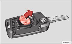 Om fjärrkontrollens signallampa inte tänds när knappen trycks ner ska batteriet bytas Sidan 90. Byta batteri Batteriet sitter under ett lock i fjärrkontrollens bakre del.