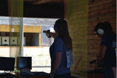 25M Snabbpistol De sex bästa skyttarna skjuter final där poängräkningen är träff eller bom, träffområdet är något större än 10:ans ring (9,7) och träff ger en poäng. Finalen består av 8 st.