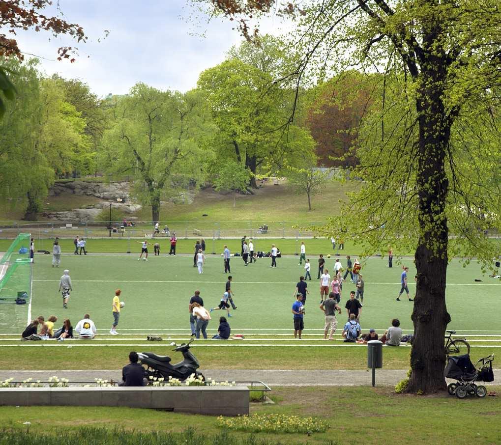 Stockholmsskolan I de många parker som skapades under Holger Bloms tid, utvecklades en ny parkstil med m larlandskapet som inspirationsk lla.