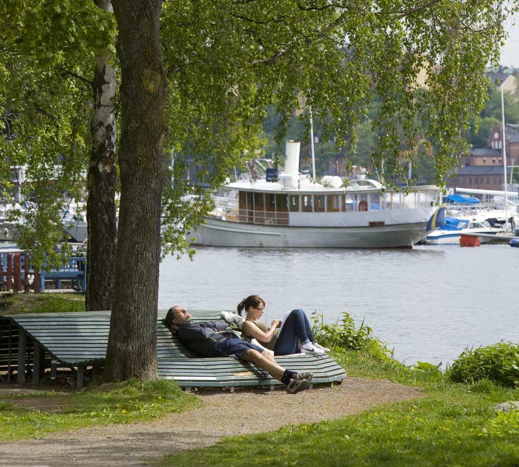 20 platsen, p odlingslotten, p skridskoisen, vid valborgselden och p stadsbondg rden uppst r spontana m ten mellan m nniskor som annars inte skulle tr ffas, eller ens se varandra.