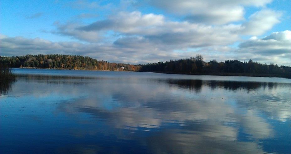 Trehörningen. Magelungen Vid Magelungen finns flera badplatser. Här finns gott om fisk och kräftor. Magelungen erbjuder både båttur och skridskotur. Vintertid plogas skridskobanor på sjön.