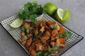 ½ gul paprika ½ röd paprika ½ aubergine ½ squash 1 msk olivolja ½ dl hackad persilja 2 msk gräddfil per portion Lägg köttfärsen i en bunke och blanda ner ajvar.