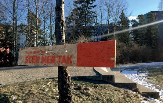 Fågelhusen spraymålades i blått, rött, gult och grönt som fasaderna i området.