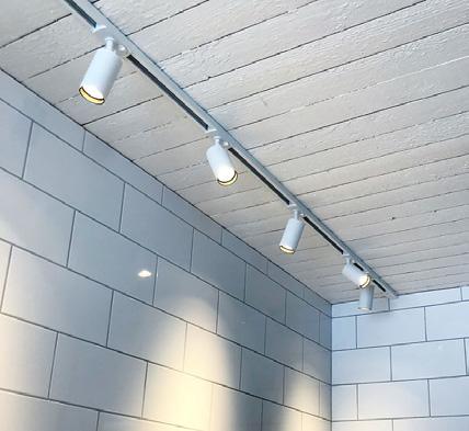 SPOTLINE MINI RULLE 7W WD Varmare färgton vid dimring NU ÄVEN KOMPLETT SET Armaturerna är gjorda av aluminium med 230V Spotline-plastadapter och har en klar frontlins som är försänkt och försedd med