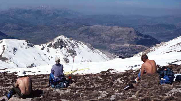 Utsikt från och fikarast alldeles nedanför Helmosfjällets topp, gissningsvis ca 2300 m.ö.h. Rakt nedanför oss lite till höger ligger Kalavrita. Just här och då bestämde jag att börja cykla i Grekland.