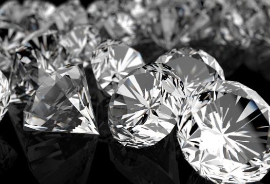 Diamanter Alla vet att diamanter är dyra Det verkar troligt att det beror på att de är ovanliga Men diamanter är inte särskilt ovanliga jämfört med andra pärlor En anledning