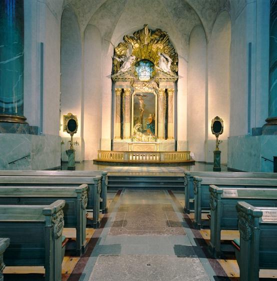 hedvig eleonora kyrka 7 Dopkapell. en är golvet av vit och grå marmor. Taket är stjärnvälvt med grisaillemåleri.