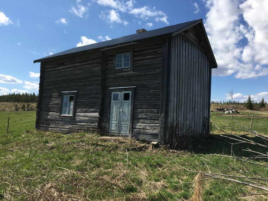 Kinderåsen 2:3 216-5-18 5(11) Bergs kommun BESKRIVNING AV FÄBODVALL Stuga uppförd i timmer