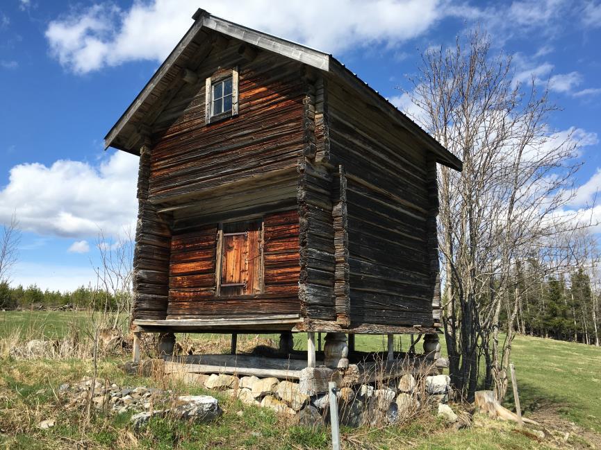 Byggnaden är i normalt skick med tanke på ålder, nedre varven i timringen är i dåligt