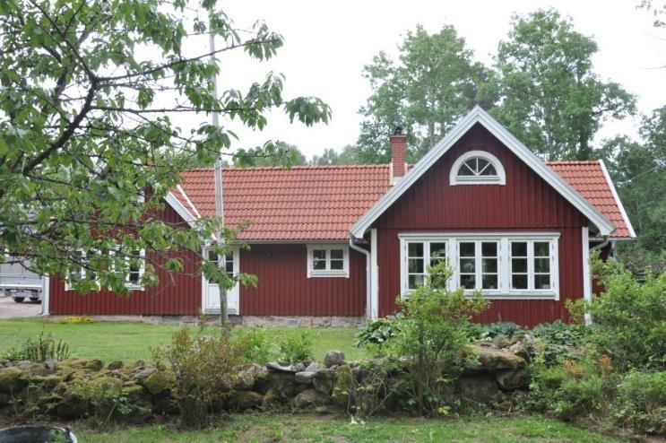Förberett med uttag för elradiatorer i bostadshuset.