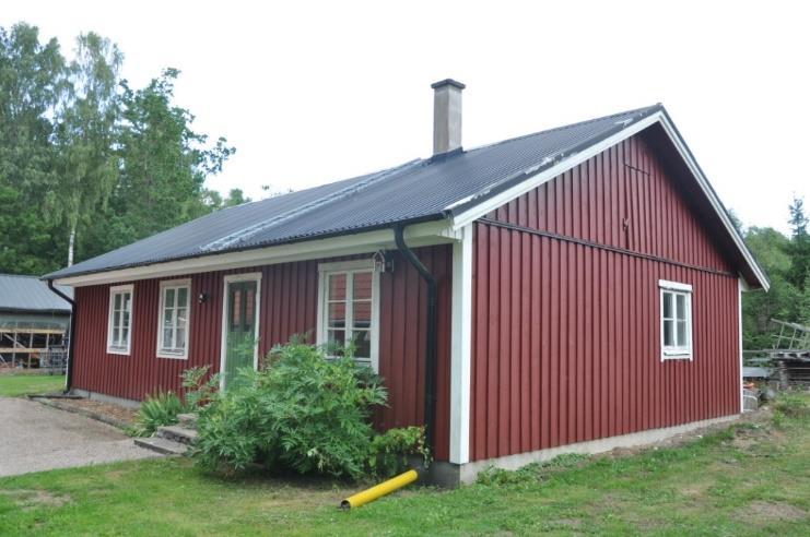 Uppvärmning via direktel och vedkamin. Byggnadens södra del bestående av två sovrum samt wc/dusch.