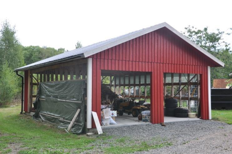 Tak av plåt och fasad av trä. Gjuten platta. Kvar att färdigställa: delar av fasaden, el samt portar.