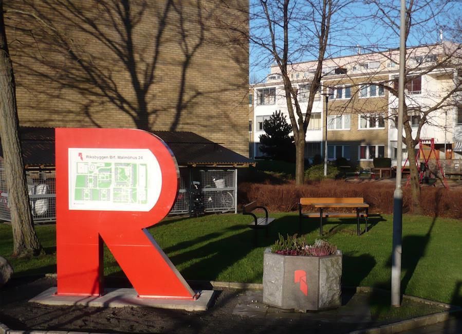 Orienteringstavlorna Föreningens gamla orienteringstavlor såg bedrövliga ut efter många år i regn och rusk. Därför beslutade styrelsen i somras att beställa nya tavlor med en annorlunda layout.