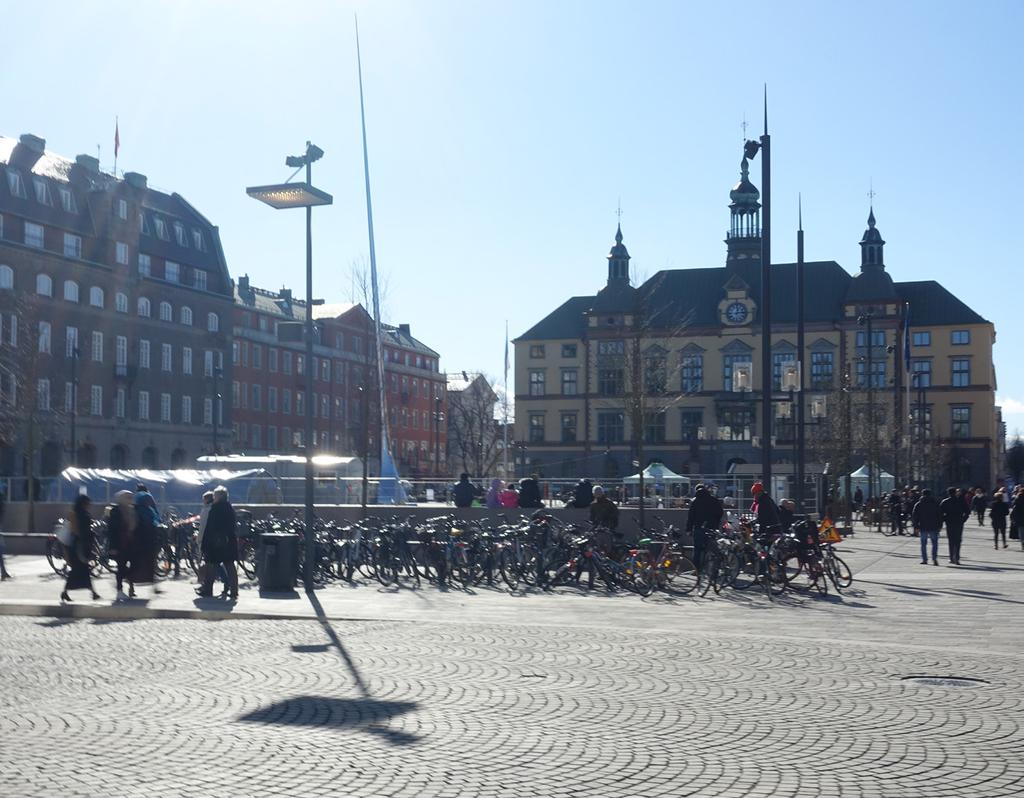 distributionscentral, HR, R&D och produktledning i Eskilstuna. Det finns även en del stora aktörer inom logistik. H&M:s centrallager om 33 000 kvadratmeter förser alla Sveriges butiker.