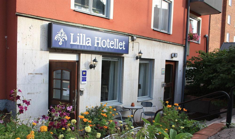 Hotellet har frukostservering men saknar i övrigt lunch- och middagsservering, möteslokaler och rekreationsmöjligheter. I april i år bytte hotellet ägare.