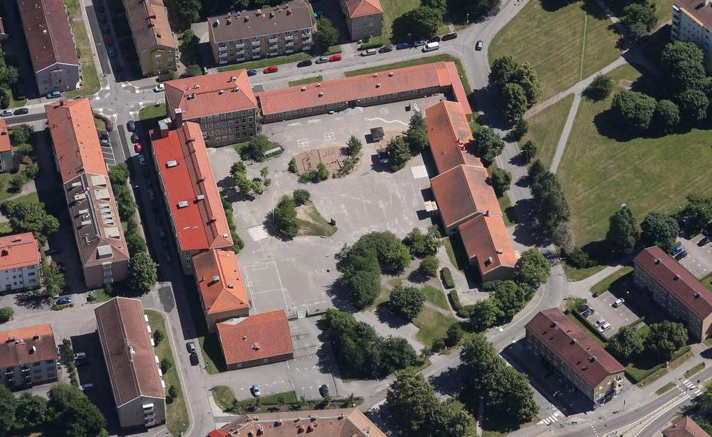 Snedbildsfotografi från väster över Kungsbergsskolan. På bilden kan det utläsas hur skolan under årens lopp har byggts till i omgångar.