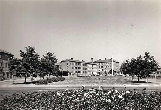 Fotografi från 1960-talet. Kortet visar hur Kungsbergsskolans ursprungliga hur skolans ursprungliga volymer bildade fondmotiv sett från Drottningtorget.