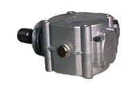 Hydraulolja Byt hydrauloljan och filtret med ca 500 drifttimmars intervall eller vartannat år Hydraulikens fyllöppning: Korken har