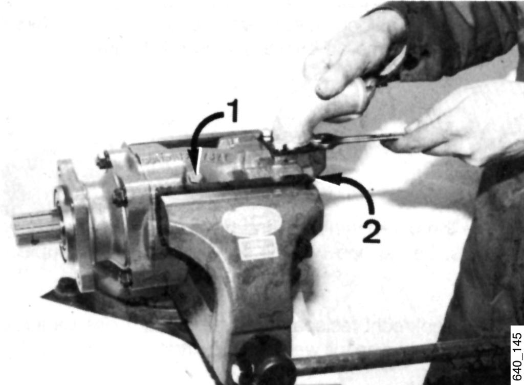 Reparationsutrustning Anm Hydraulpumpen visas isärtagen på bild 186. 1. Gör ren pumpen utvändigt. 2.