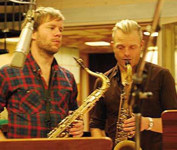 Niklas Fredin och Fredrik Davidsson, trumpet, Ola Nordqvist, Anders Larsson, Ola Åkerman och Björn Hängsel, trombon, Magnus Hjort, piano, Jan Karlsson, bas och Karsten Bagge, trummor. www.mnbb.