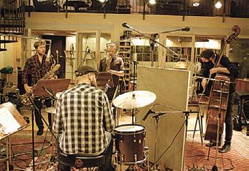 Basist är Robert Erlandsson och trumslagare Kristian Fredmark.