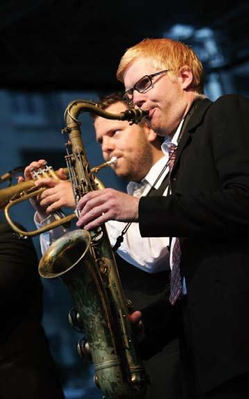 Torsdag 6 oktober Quiet Night Orchestra Förband med studenter från Växjös musikutbildningar Quiet Nights Orchestra från Stockholm är någonting i jazzsammanhang så ovanligt som en oktett, d v s åtta
