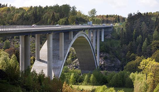 FINNGÖSA - PM ALTERNATIVSTUDIE Figur 14. En bro över är ett alternativ för att åtgärda den otillfredsställande säkerheten i området (Exempel Munkedalsbron över Örekilsälven.
