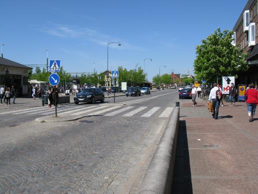 Bangatan mot norr, gamla stationshuset till vänster, Kv Bytarebacken till höger och Tullkammaren i fonden.