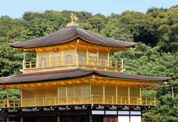 2 timmar och vi avnjuter lunch när vi kommer fram. Kyoto var Japans huvudstad före Tokyo, från 794 till 1868. Staden är mycket vackert belägen i bergen och är än i dag den stad där kejsaren kröns.