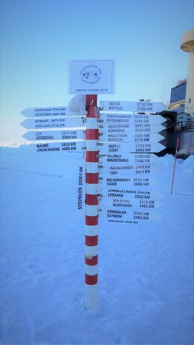 Navigationen har varit svår och isen är fortfarande heltäckande i sin koncentration i vårt område, men man kan se ljuspunkter i istäcket på bilden nedan att den naturliga pumpen gör sig av med