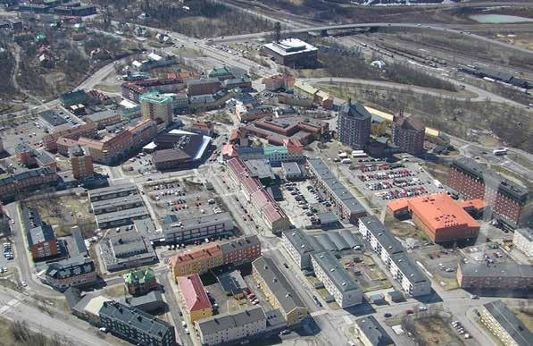 Gatunätet är oregelbundet och bildar flera små torg- eller parkplatser i vinklar och hörn.
